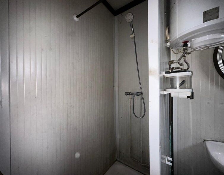 - BARAQUE DE CHANTIER